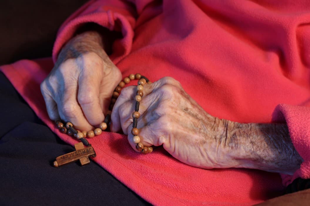 cómo rezar el rosario
